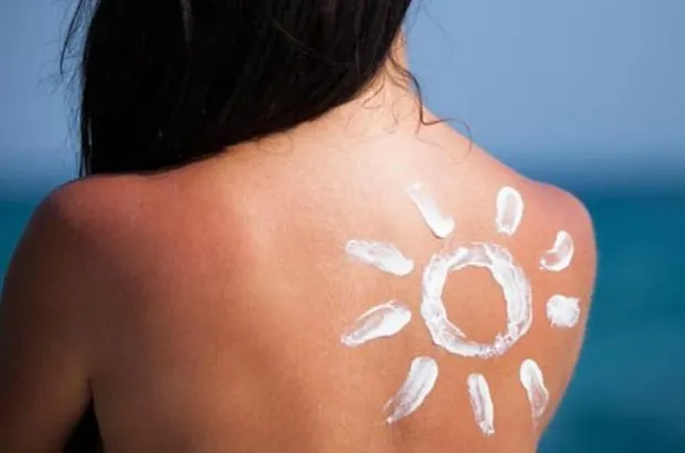 Güneş alerjisi, güneş ışınlarına bağlı olarak ciltte oluşan şikayetler olarak kendini gösterebilir. Güneş alerjisi ciltte kabarcıklara ve kaşıntıya neden olur