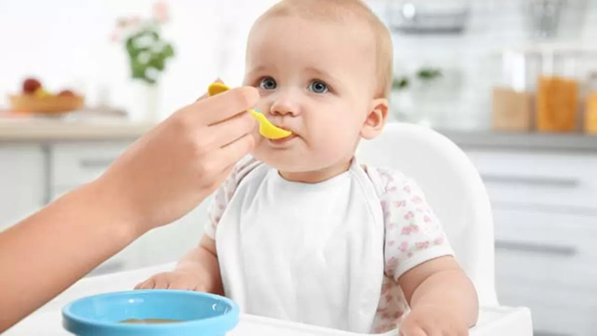 Bebeğiniz altı aylık olduğunda, ilk birkaç tamamlayıcı gıda, daha az alerjik olan ve bebeğin sindirim sistemini rahatsız etmeyecek sebzeler, meyveler, yoğurt ve tahıllar olmalıdır.