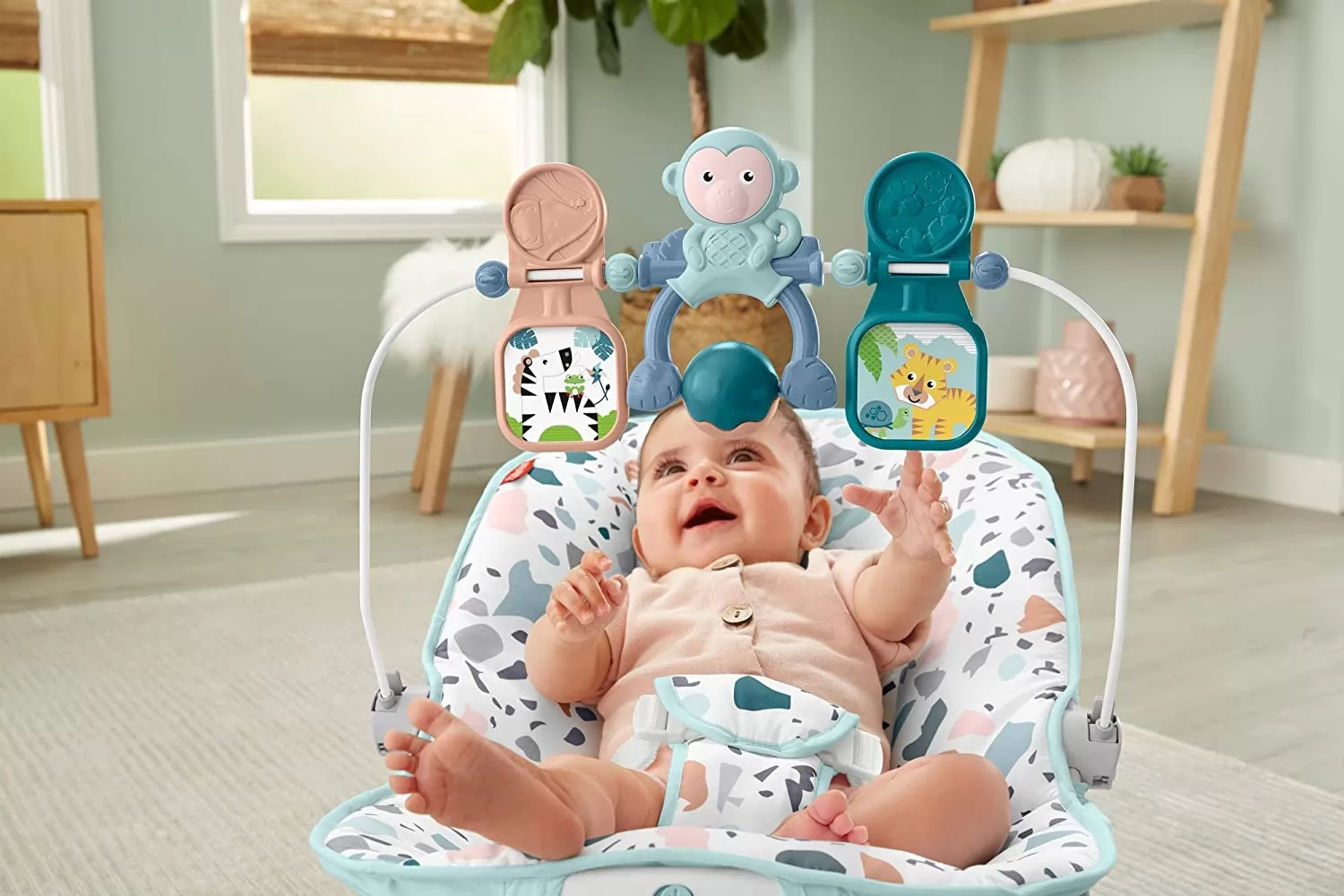 Beşik, ister evde ister arabada olsun, bebeğinizi rahatça taşıyıp dinlendirebileceğiniz, bebeğinizin 1-2 saat vakit geçirmesini sağlayan bir bebek koltuğu çeşididir. Bu tip koltuk sayesinde bebeğinizin bir anne gibi kucağına 
