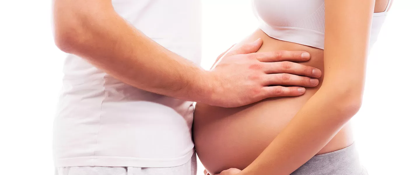Sadece hamileliğin ilk 3 ayında doktorlar düşük yapma riskini ortadan kaldırmak için zaman zaman cinsel ilişkiyi yasaklar. Hamilelik belirtileri zaten çok yoğun olduğu için ilk 3 ayda cinsel zevk ertelenebilir.