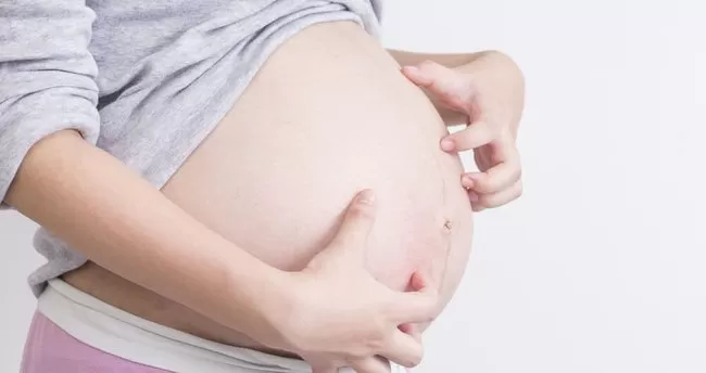 Sadece hamileliğin ilk 3 ayında doktorlar düşük yapma riskini ortadan kaldırmak için zaman zaman cinsel ilişkiyi yasaklar. Hamilelik belirtileri zaten çok yoğun olduğu için ilk 3 ayda cinsel zevk ertelenebilir.