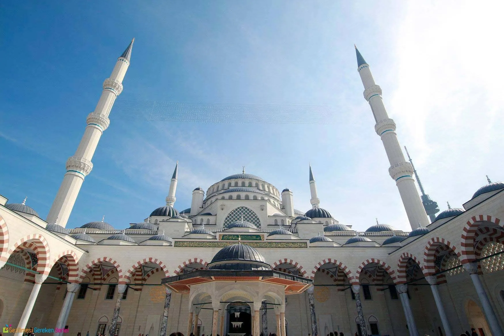 Salat-ı Tefriciye namazının Türkçe anlamı "Allah'ım! Rabbimiz Muhammed'e salât ve selâm eyle! O öyle bir insandır ki, onunla düğümler çözülür, dertler giderilir, ihtiyaçlar giderilir, dilekler yerine getirilir, güzel son