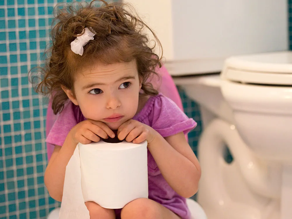 Öncelikle, çocuğunuzun neden tuvalete gitmesi gerektiğini anladığından emin olmalısınız. Birkaç gün iç çamaşırı giyerek alışması ve bezsiz ne kadar rahat olduğunu anlaması gerekir. Ebeveynlerin tuvaletle ilgili tüm bilgileri 