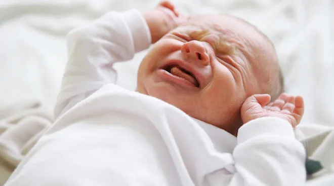 ağlıklı gelişen bebeklerde haftada en az 3 gün, günde 3 saatten fazla, günde 3 saatten fazla süren huzursuzluk ve ağlama nöbetleri olarak tanımlanan kolik, doğumdan sonraki ilk 3 ayda çok sık görülen bir durumdur.