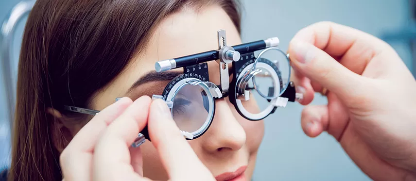 Miyopi tedavisinde çocukluk ve ergenlik döneminde gözlük ve kontakt lens kullanılmaktadır. Miyopinin kalıcı çözümü refraktif lazer cerrahisidir. Göz çizimi olarak bilinir.