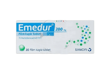 İlacın aktif maddesi trimetobenzamid hidroklorürdür. Emedur 200 mg film kaplı tablet, beyinde bulantı ve kusmayı tetikleyen sinyalleri bloke eden bir ilaçtır. Bulantı ve kusma semptomları için kullanılır. Kullanımı yetişkinle