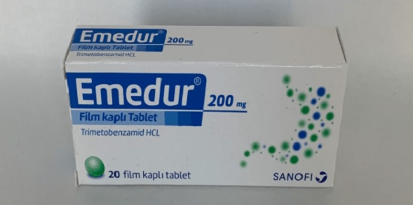 İlacın aktif maddesi trimetobenzamid hidroklorürdür. Emedur 200 mg film kaplı tablet, beyinde bulantı ve kusmayı tetikleyen sinyalleri bloke eden bir ilaçtır. Bulantı ve kusma semptomları için kullanılır. Kullanımı yetişkinle