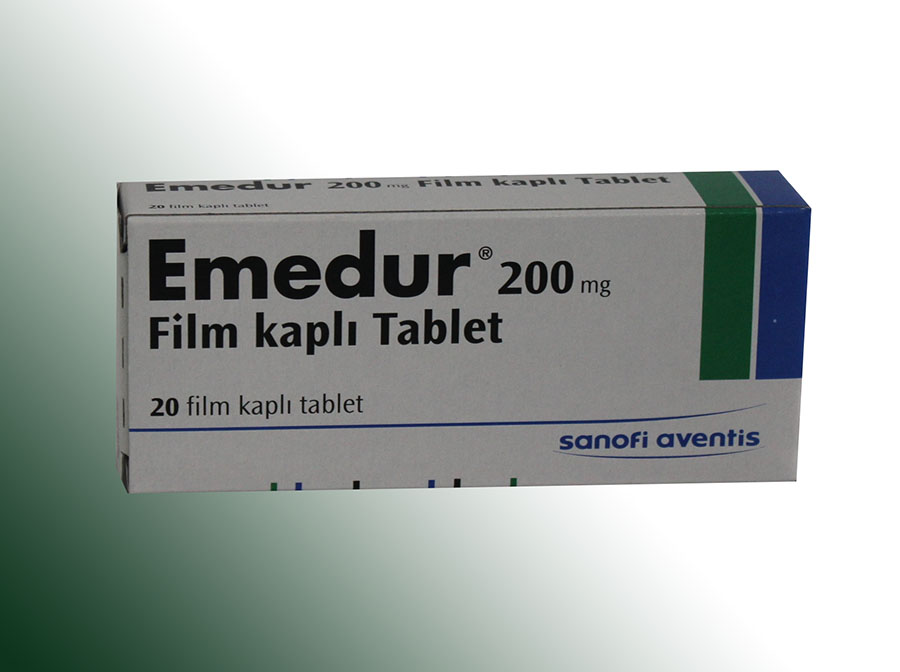 İlacın aktif maddesi trimetobenzamid hidroklorürdür. Emedur 200 mg film kaplı tablet, beyinde bulantı ve kusmayı tetikleyen sinyalleri bloke eden bir ilaçtır. Bulantı ve kusma semptomları için kullanılır. Kullanımı yetişkinle