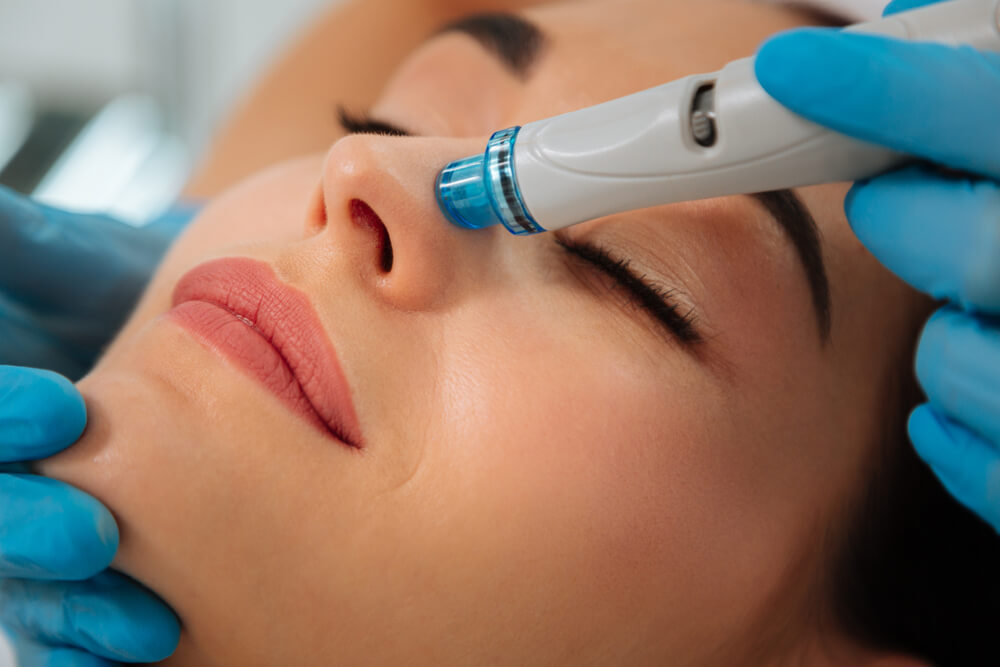 HydraFacial, yaştan bağımsız olarak daha genç görünen bir cilt isteyen herkes için idealdir. Kuru veya hassas cilde sahip her yaş grubu için iyi bir seçenek. Tüm cilt tipleri ve ciltler için güvenli ve etkilidir.