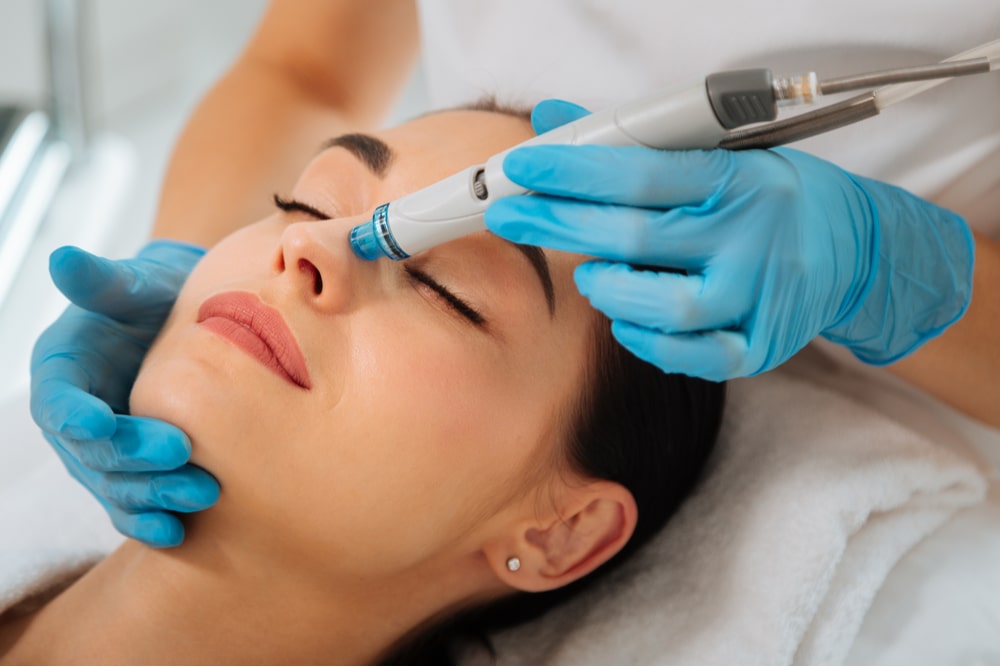 HydraFacial, yaştan bağımsız olarak daha genç görünen bir cilt isteyen herkes için idealdir. Kuru veya hassas cilde sahip her yaş grubu için iyi bir seçenek. Tüm cilt tipleri ve ciltler için güvenli ve etkilidir.