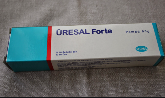 URESAL FORTE, harici kullanım için bir pomaddır. Yumuşatıcılar ve koruyucular adı verilen bir ilaç grubuna aittir. 100 gr aktif maddede 10 gr üre ve 10 gr salisilik asit içerir. URESAL FORTE, ağzında plastik kapaklı, 50 gr op