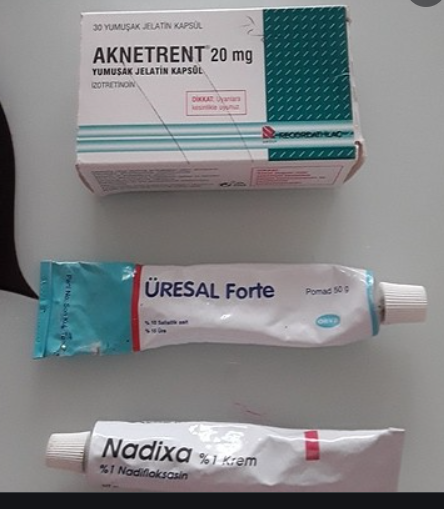 URESAL FORTE, harici kullanım için bir pomaddır. Yumuşatıcılar ve koruyucular adı verilen bir ilaç grubuna aittir. 100 gr aktif maddede 10 gr üre ve 10 gr salisilik asit içerir. URESAL FORTE, ağzında plastik kapaklı, 50 gr op