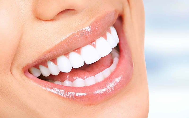 Günümüzde insanlar yaşamlarında ağız ve diş sağlığına büyük önem vermektedirler. Sağlık sorunları ve estetik kaygılar nedeniyle yeni diş tedavileri sıklıkla tercih edilmektedir. Gün içinde ve uzun vadede tüketilen yiyecek ve 